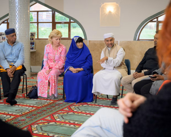 The fears begin to fall away': why Britain's mosques are opening their doors to public | Communities | The Guardian
